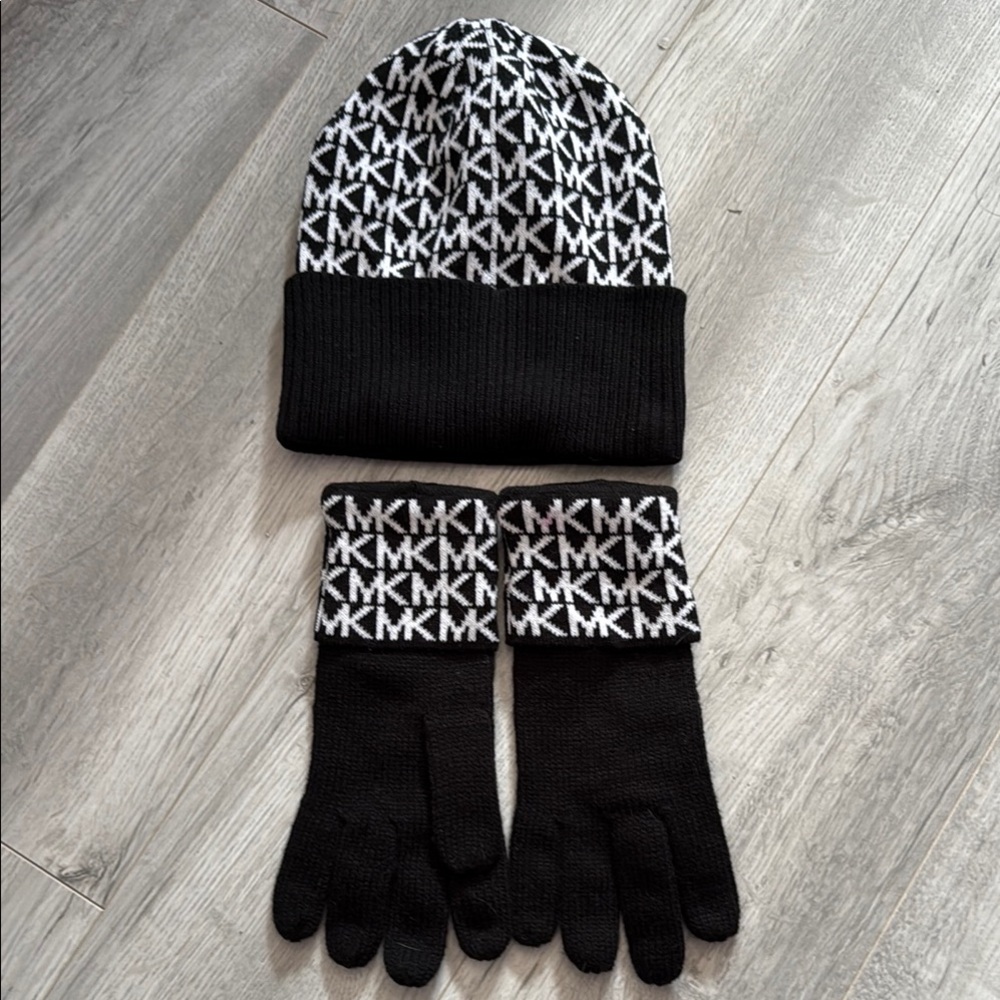 Michael Kors hat and gloves set O/S